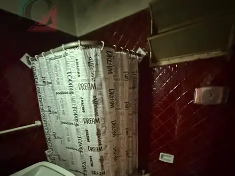 Casa 4 ambientes con cochera a refaccionar