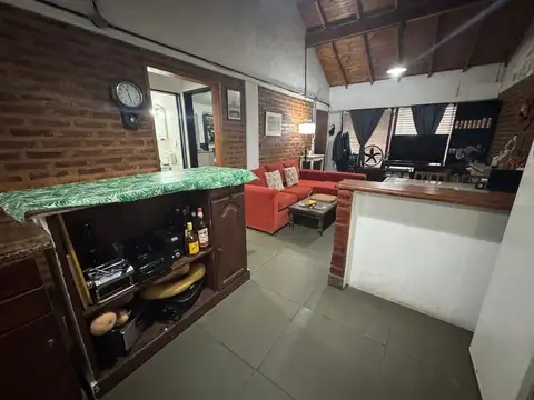 Casa 5 ambientes con 2 baños