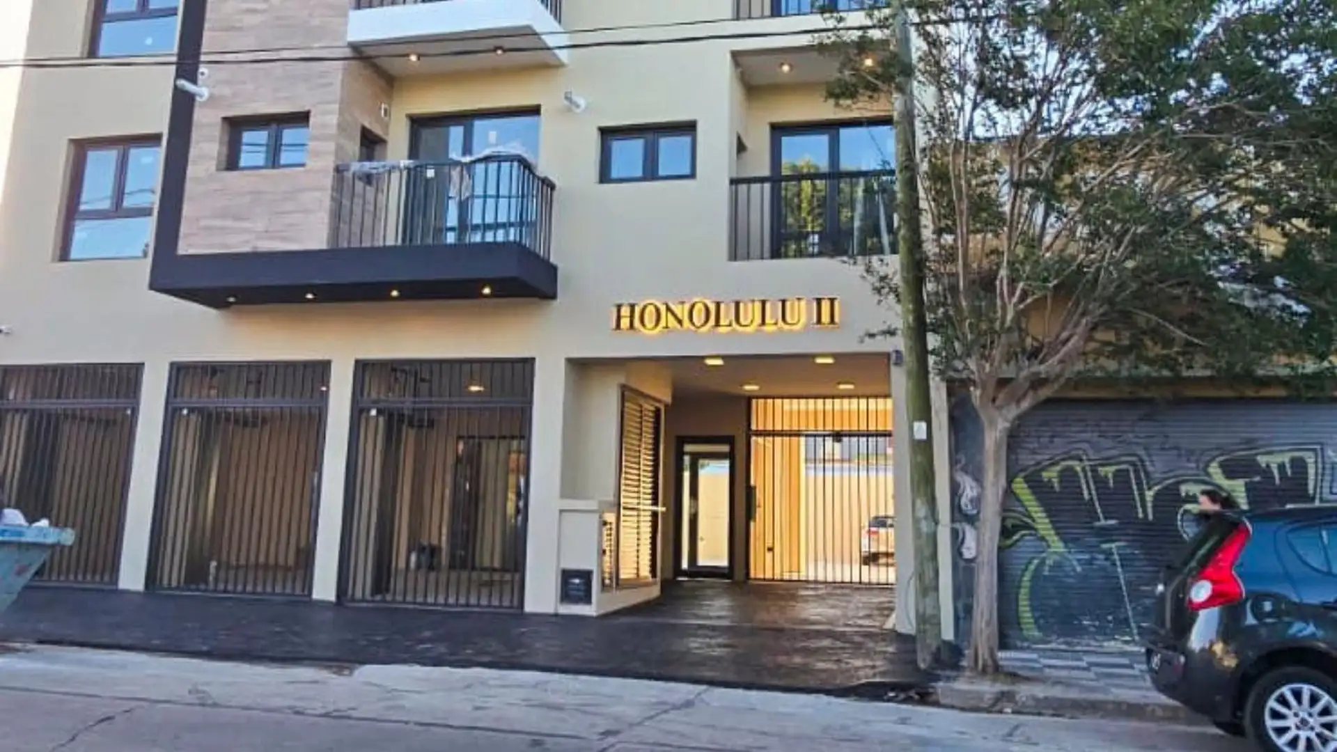 Departamento de dos ambientes a la calle con balcón y cochera cubierta
