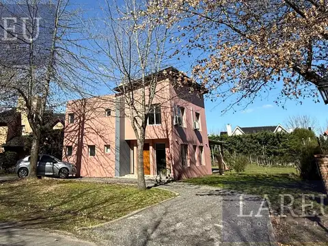 Casa en venta con renta -  Barrio Privado Bermudas