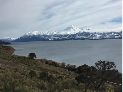 Lote de 3625 m2 con vista al Lago Huechulafquen y al Volcán 