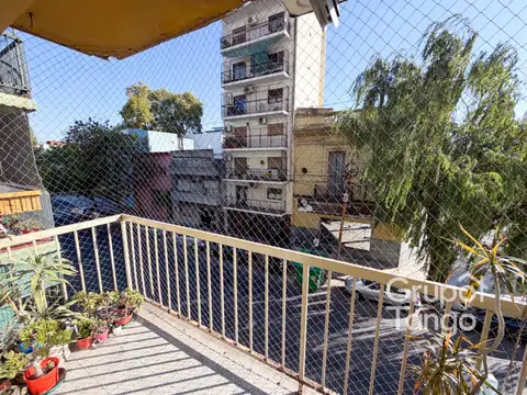 Castro Barros 2200, Piso 2