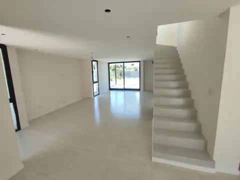 Casa 4 ambientes con 3 baños