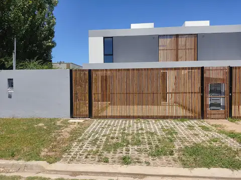 Casa de 2 dormitorios  mas estudio en venta en Don Carlos