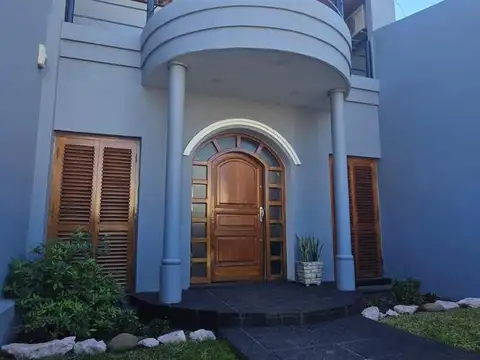 Casa en Venta con 2 cocheras