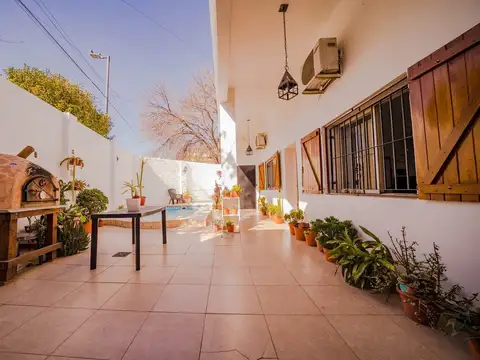 Casa 4 ambientes con 2 baños