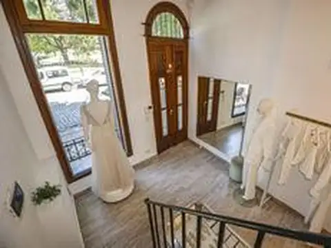 PH de estilo,  LOCAL ,frente plaza , con terraza - No apto Gastronomia