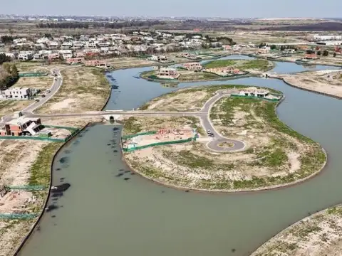 Lote interno en esquina de 600 m2 en barrio San Roque, Canning Village.