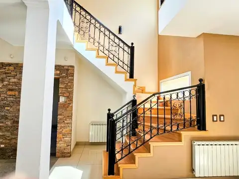 Casa 8 ambientes con 3 baños