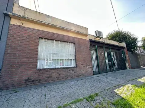 VENTA DE CASA 4 AMBIENTES + DEPTO 2 AMBIENTES