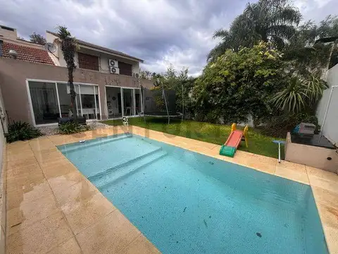 Casa en Venta con 2 cocheras