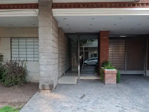 2 Ambientes P.B. al frente entrada independiente, sin expensas!