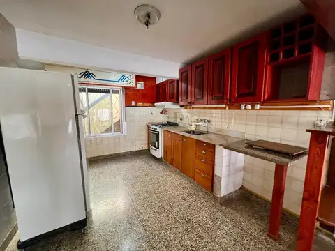Casa 7 ambientes con 2 baños