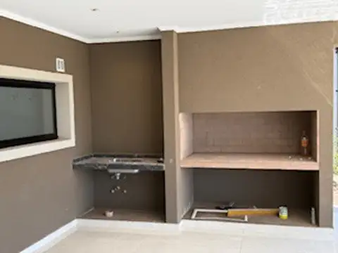 Casa 6 ambientes con 2 baños