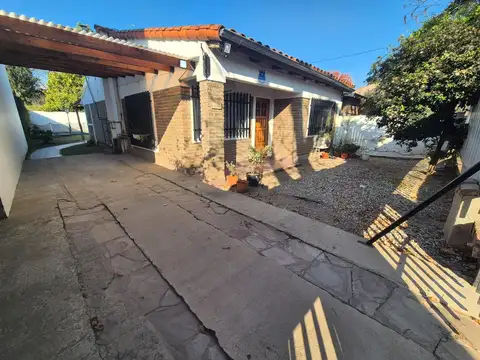 Casa en Alquiler con 1 cochera