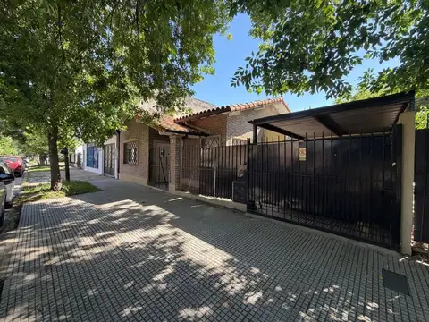 Casa estilo chalet, cuatro ambientes. Ituzaingó norte