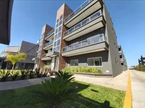 2 amb a estrenar con  jardin y cochera