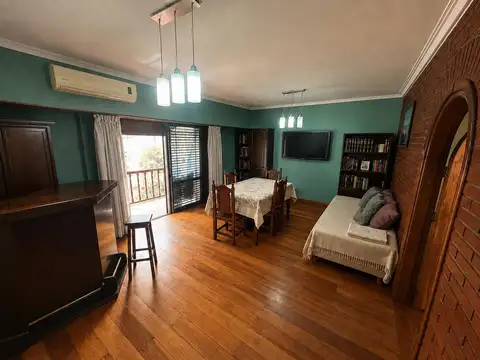 Venta PH 4 Ambientes con Entrada Independiente, Quincho, Patio y Cochera en Bernal Oeste