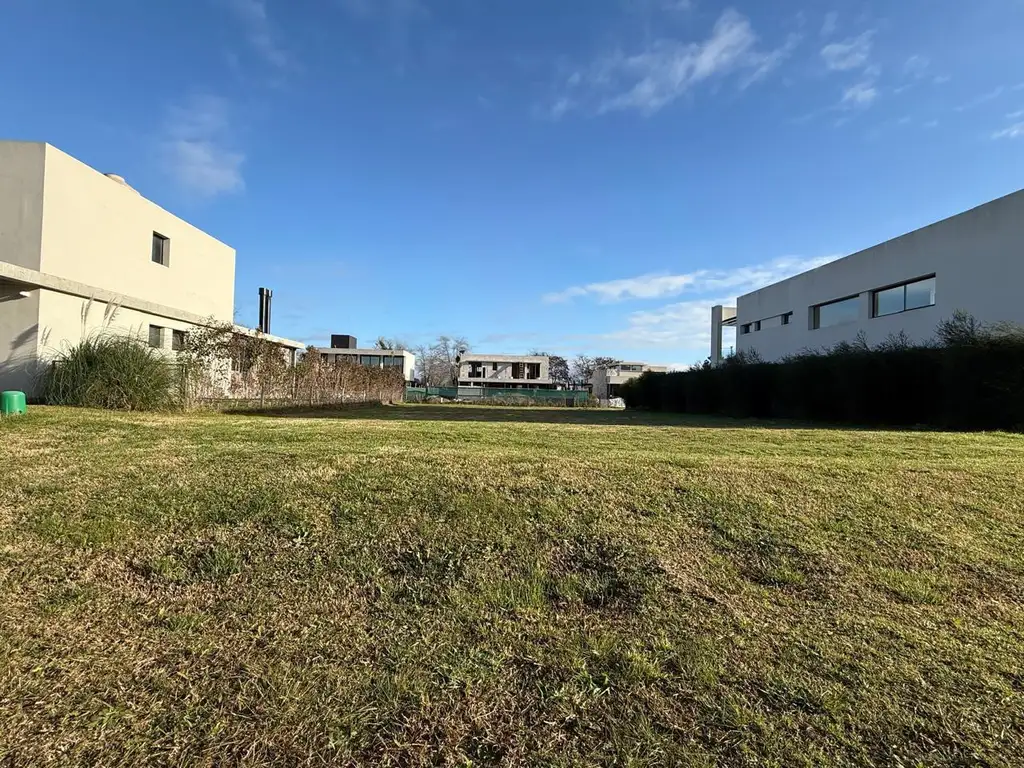 Terreno - 740  m² Total | 11  mts Frente | 21  mts Fondo | 740  m² Construible