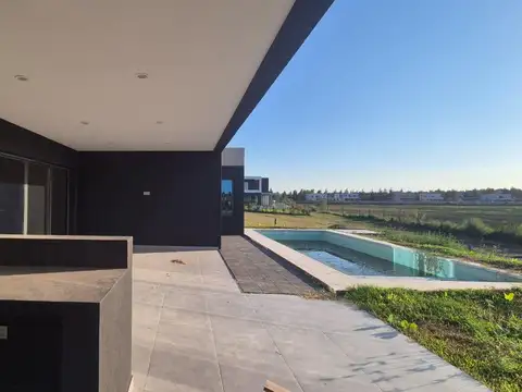 Casa en Venta con 4 cocheras