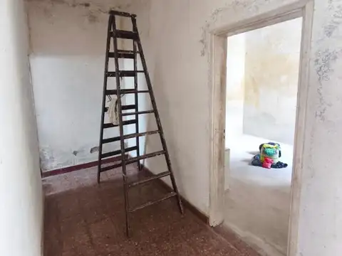 Se VENDE Casa con lote propio a refaccionar con mejoras