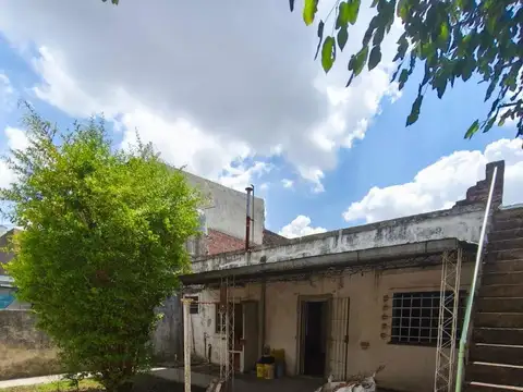 Se VENDE Casa con lote propio a refaccionar con mejoras