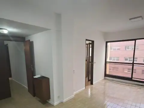 DEPARTAMENTO DE 2 AMB + ESCRITORIO. COCHERA