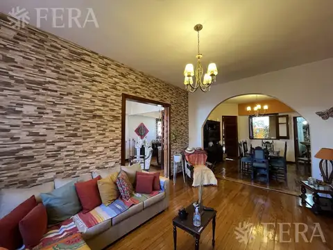 Venta de casa de 4 ambientes con cochera y quincho en Sarandi