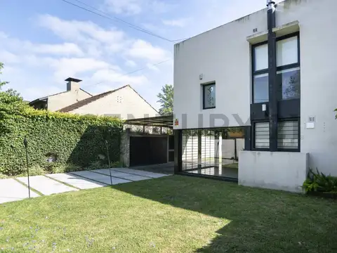 Casa en Venta con 2 cocheras