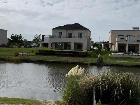 Venta lote con fondo al agua en Puertos del Lago - RIberas