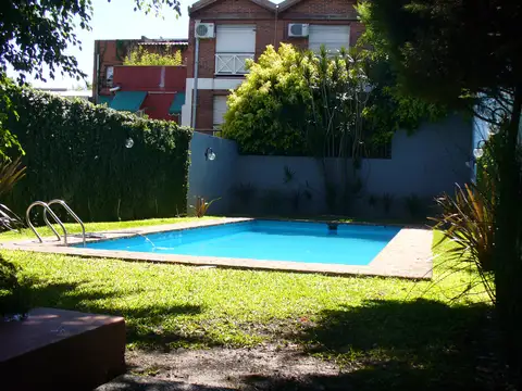 Muy luminoso 2 ambientes, céntrico y con cochera cubierta