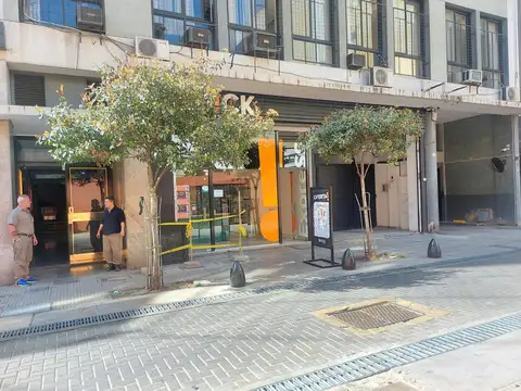 Centro: 1 Amb. Cftre. Balcón. Cocina y baño completos. Excelente estado. A/Profesional.-