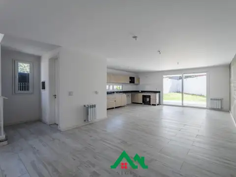 Casa tipo dúplex en venta de 3 dormitorios en Housing Arguello – Financiación disponible