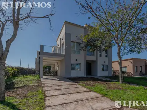 Casa en Venta con 2 cocheras