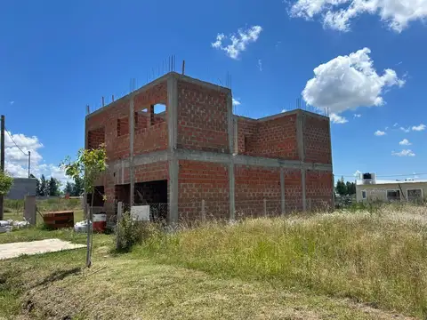Lote con construcción a terminar. Barrio sin expensas