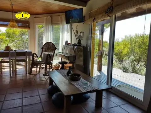 Casa 4 ambientes con 2 baños