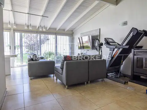 Casa 6 ambientes con 4 baños