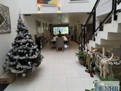 Espectacular Casa 4 dormitorios c/hermoso jardín y Piscina s/Av. Chivilcoy y garage P/1/2 autos AP CRÉDITO HIPOTECARIO