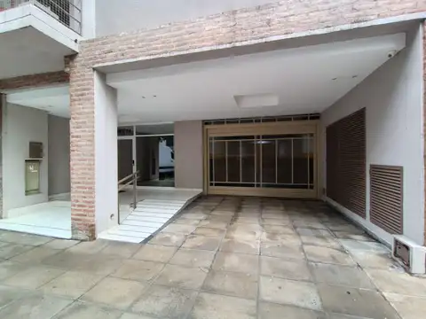 AMPLIO DOS AMBIENTES – OPTIMO ESTADO – ORIENTACION NORTE CON BALCÓN – C/COCHERA CUBIERTA – EDIFICIO CON PISCINA