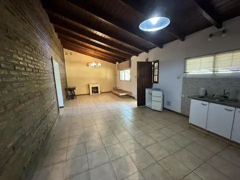 Casa 4 ambientes con 2 baños