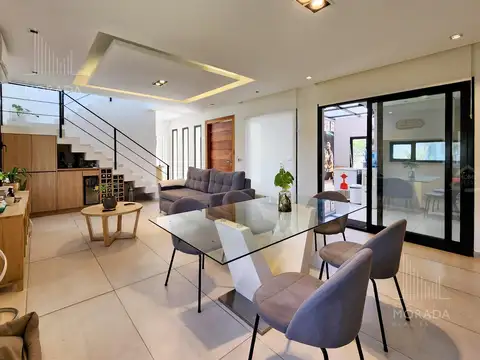 Casa en Venta con 3 cocheras