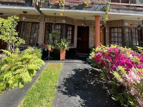 CASA TIPO TRÍPLEX EN VENTA. OPORTUNIDAD. APTO CRÉDITO