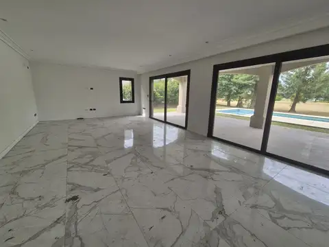 Casa en Venta con 3 cocheras