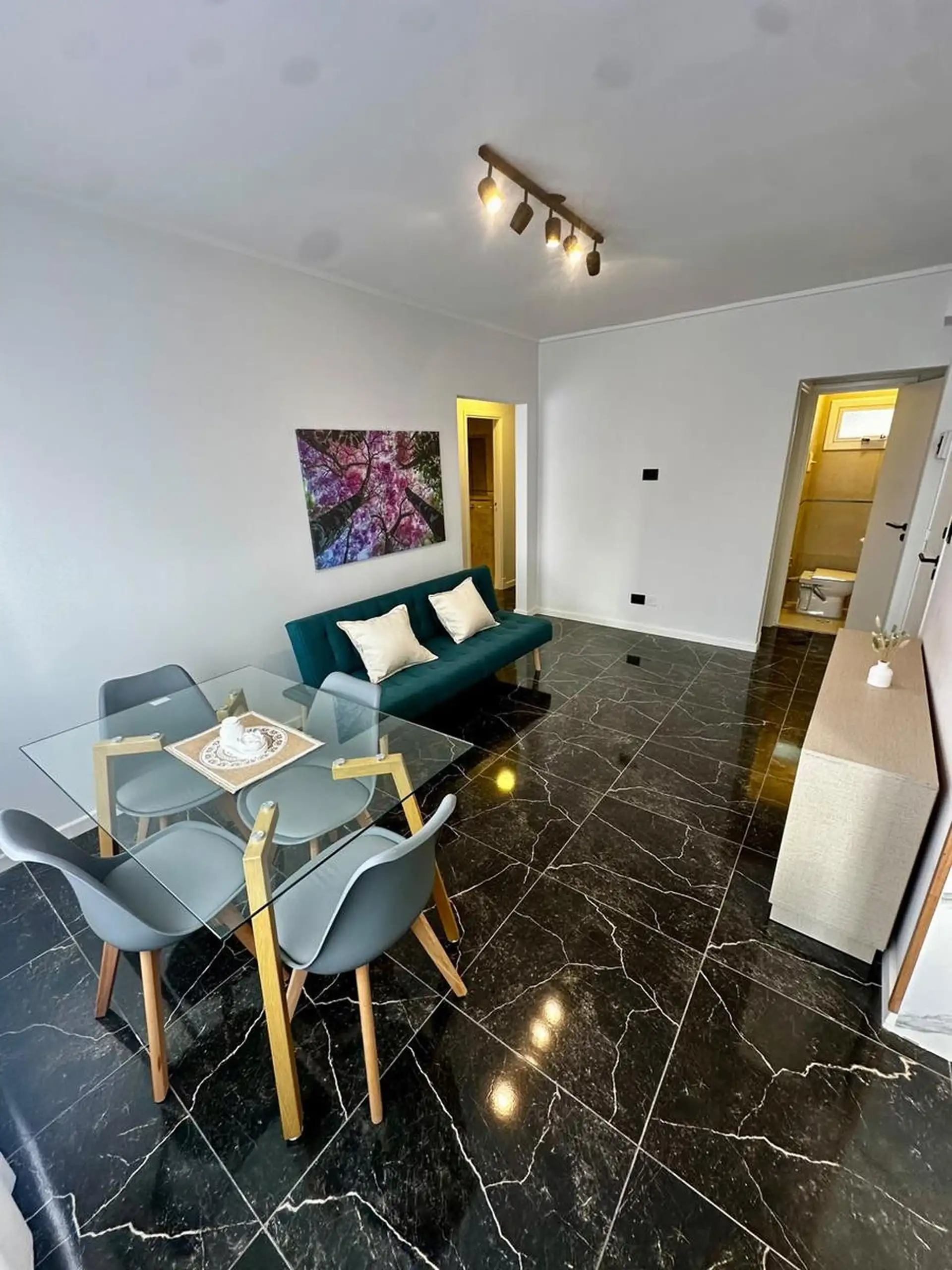 Venta de departamento - 3 ambientes - Con dependencia - A la calle - Centro