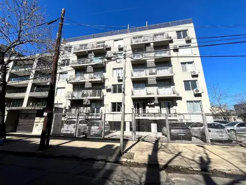 Departamento de dos ambientes con cochera.