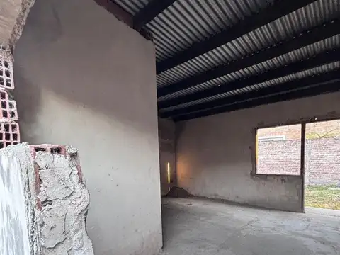Se vende lote con construcción.
