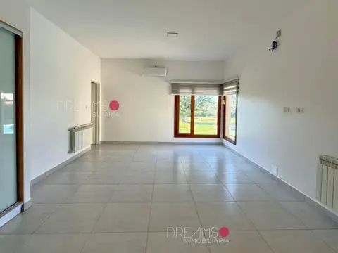 Casa en Alquiler con 1 cochera