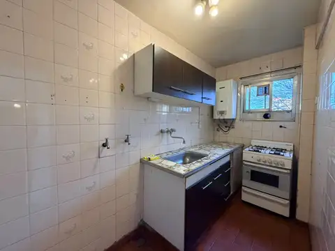 TRES AMBIENTES EN EXCELENTE ESTADO EN BARRIO CASTRO