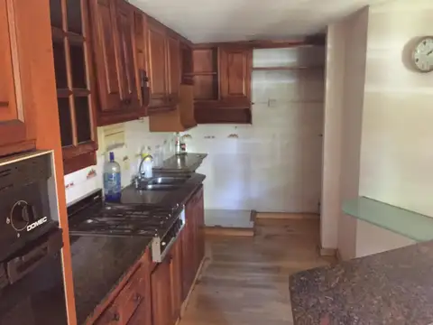 Casa 8 ambientes con 2 baños