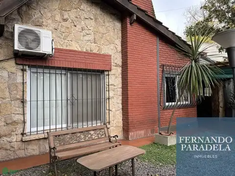 Casa 4 ambientes con 2 baños